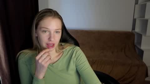 Lili online show from December 20, 9:43 am