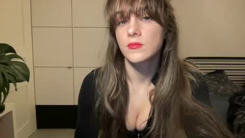 mmminnie online show from February 24, 5:09 pm