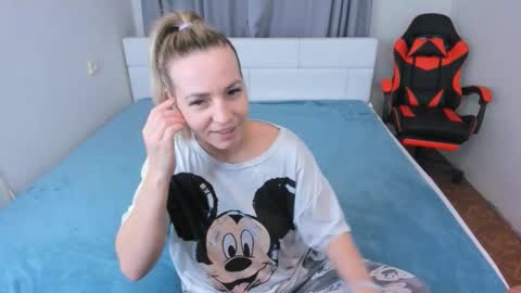 Snapshot of mmmmmargo chatting on November 12, 11:36 pm Margo online show from November 12, 11:36 pm