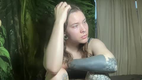 Snapshot of mo0n_goddess chatting on February 4, 1:23 am Misty online show from February 4, 1:23 am