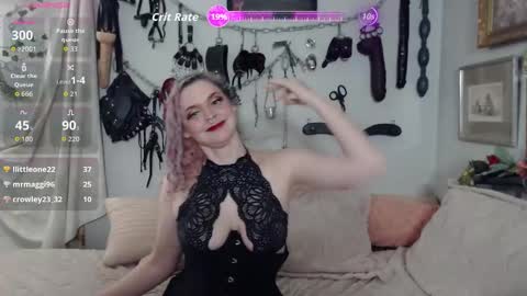 Snapshot of mohawkmischief chatting on October 24, 9:22 pm MohawkMischief online show from October 24, 9:22 pm