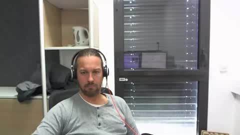 Snapshot of moi9876543210 chatting on October 6, 10:23 am Julien online show from October 6, 10:23 am