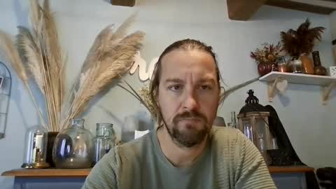 Snapshot of moi9876543210 chatting on October 18, 8:37 am Julien online show from October 18, 8:37 am