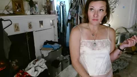 MoistKnickerChick online show from December 2, 4:42 am