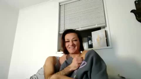 MoistKnickerChick online show from December 14, 3:18 am