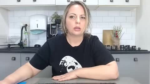 Snapshot of mojjo_erika chatting on January 7, 11:48 am erika online show from January 7, 11:48 am