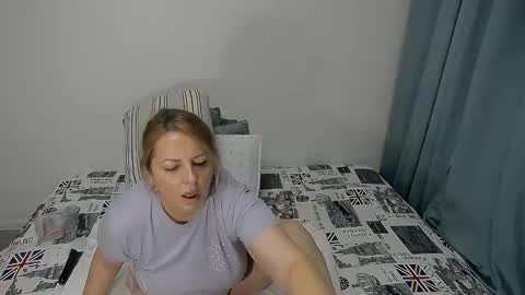 Snapshot of mojjo_erika chatting on November 9, 6:55 am erika online show from November 9, 6:55 am