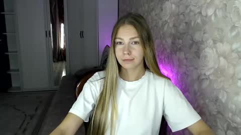 Snapshot of molli_and_tom chatting on October 23, 3:11 pm Bitcoin 1P8NuZxsaNsQTx7wJJJ7Ao1mic4nvJPVLC online show from October 23, 3:11 pm