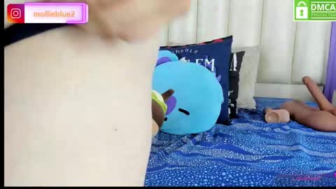 Snapshot of molliebue1 chatting on December 13, 4:38 pm Hey Guys Im Mollie online show from December 13, 4:38 pm