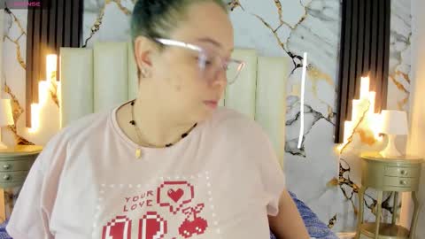 Snapshot of molliebue1 chatting on September 27, 12:32 pm Hey Guys Im Mollie online show from September 27, 12:32 pm