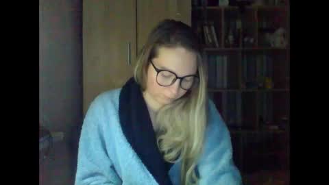 Snapshot of molly971345 chatting on February 10, 4:16 am molly971345 online show from February 10, 4:16 am