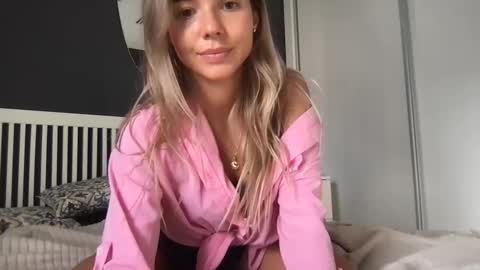 Snapshot of molly_bell chatting on December 3, 2:16 pm Molly online show from December 3, 2:16 pm