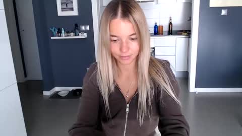 Snapshot of molly_bell chatting on December 10, 1:33 pm Molly online show from December 10, 1:33 pm