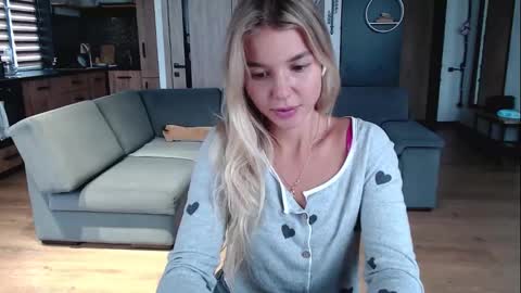 Snapshot of molly_bell chatting on September 18, 11:56 am Molly online show from September 18, 11:56 am