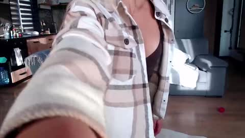 Snapshot of molly_bell chatting on November 22, 11:20 am Molly online show from November 22, 11:20 am