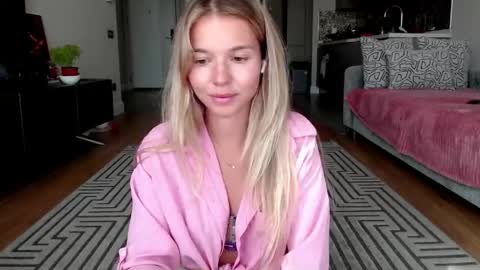 Snapshot of molly_bell chatting on June 6, 1:49 pm Molly online show from June 6, 1:49 pm