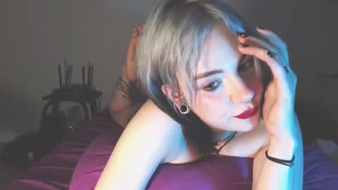 Snapshot of molly_crow chatting on December 8, 9:52 pm Molly Crow online show from December 8, 9:52 pm