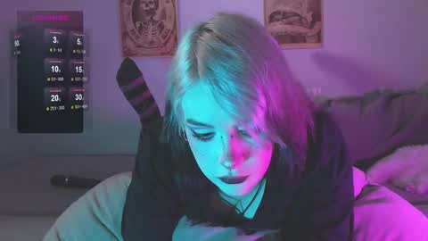 Snapshot of molly_crow chatting on December 16, 9:52 pm Molly Crow online show from December 16, 9:52 pm