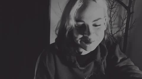 Snapshot of molly_crow chatting on January 24, 10:41 pm Molly Crow online show from January 24, 10:41 pm