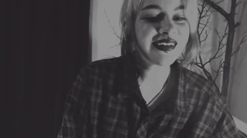 Snapshot of molly_crow chatting on January 25, 11:43 pm Molly Crow online show from January 25, 11:43 pm