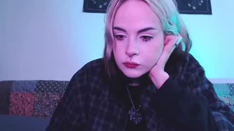 Snapshot of molly_crow chatting on February 6, 7:24 am Molly Crow online show from February 6, 7:24 am