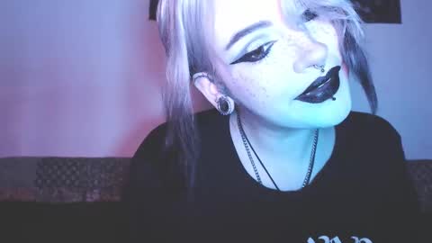 Snapshot of molly_crow chatting on February 13, 10:11 pm Molly Crow online show from February 13, 10:11 pm