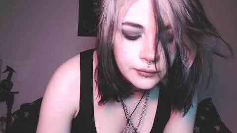 Snapshot of molly_crow chatting on February 17, 12:21 am Molly Crow online show from February 17, 12:21 am