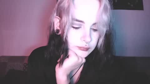 Snapshot of molly_crow chatting on February 19, 12:03 am Molly Crow online show from February 19, 12:03 am