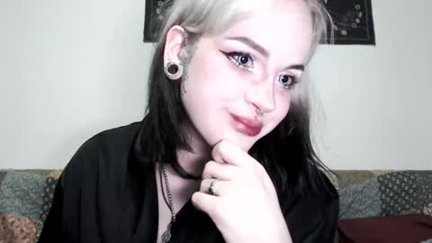 Snapshot of molly_crow chatting on March 9, 10:41 pm Molly Crow online show from March 9, 10:41 pm