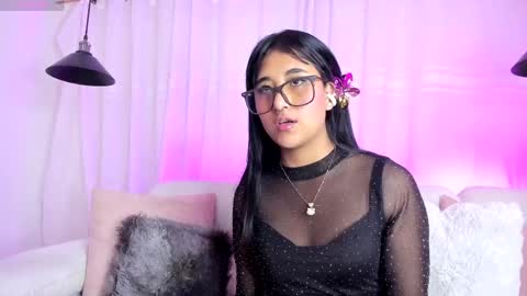 Snapshot of molly_hils789 chatting on May 12, 7:44 pm molly_hils789 online show from May 12, 7:44 pm