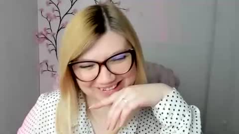 Molly online show from April 27, 11:30 am