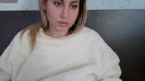 Snapshot of mollyforyou chatting on December 16, 9:47 am Nica follow me online show from December 16, 9:47 am