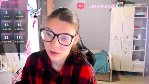 Snapshot of mollylollipop20 chatting on October 2, 5:14 am KIRA online show from October 2, 5:14 am