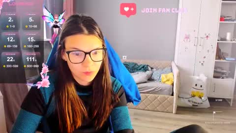 Snapshot of mollylollipop20 chatting on October 13, 4:23 am KIRA online show from October 13, 4:23 am