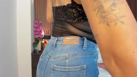 mollylove_ online show from April 24, 7:05 pm