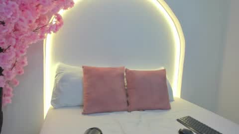 mollylove_ online show from June 24, 7:02 pm