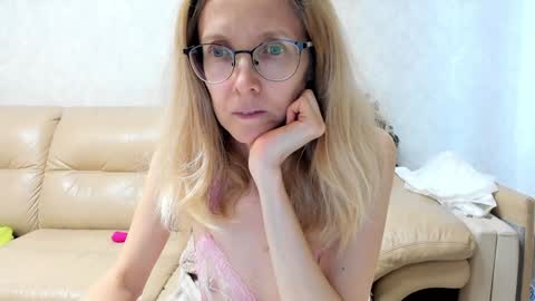 Snapshot of mollystory chatting on February 1, 9:21 am AngelMomm online show from February 1, 9:21 am