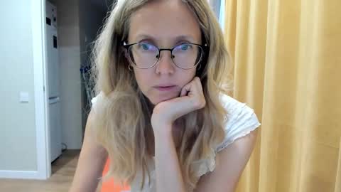 Snapshot of mollystory chatting on October 9, 5:38 am AngelMomm online show from October 9, 5:38 am