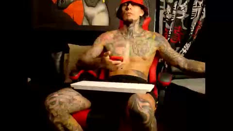 Snapshot of molotov_explosive chatting on November 1, 12:23 am Molotov online show from November 1, 12:23 am