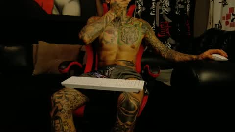 Snapshot of molotov_explosive chatting on November 8, 1:17 am Molotov online show from November 8, 1:17 am