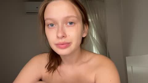 Snapshot of moltenpeach chatting on July 4, 4:46 pm Hermina online show from July 4, 4:46 pm