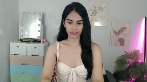 Snapshot of momi_khem019 chatting on May 11, 4:48 pm MOMIKHEM online show from May 11, 4:48 pm