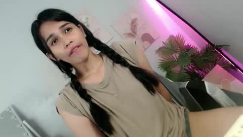 Snapshot of momi_khem019 chatting on May 14, 4:47 pm MOMIKHEM online show from May 14, 4:47 pm