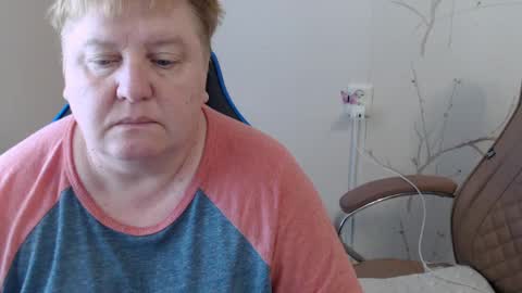 Snapshot of mommy99x chatting on June 16, 7:44 am Mommy99X online show from June 16, 7:44 am