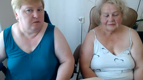 Snapshot of mommy99x chatting on August 3, 7:18 am Mommy99X online show from August 3, 7:18 am