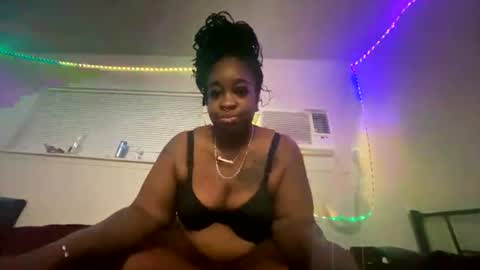 Snapshot of mommybud07 chatting on July 4, 6:19 am THiKKUMZ online show from July 4, 6:19 am
