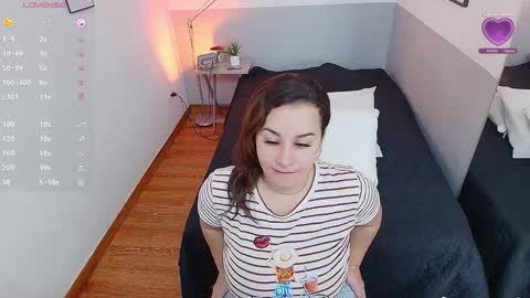 Snapshot of mommyissuess_ chatting on January 20, 7:46 pm Daphne online show from January 20, 7:46 pm