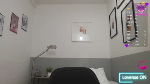 Snapshot of mommyissuess_ chatting on February 7, 2:08 am Daphne online show from February 7, 2:08 am