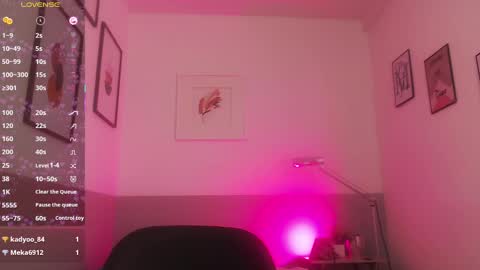 Snapshot of mommyissuess_ chatting on February 13, 11:15 pm Daphne online show from February 13, 11:15 pm