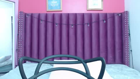 Snapshot of mommyissuess_ chatting on February 15, 6:02 am Daphne online show from February 15, 6:02 am